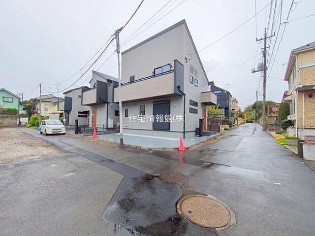 前面道路を含めた現地写真です。