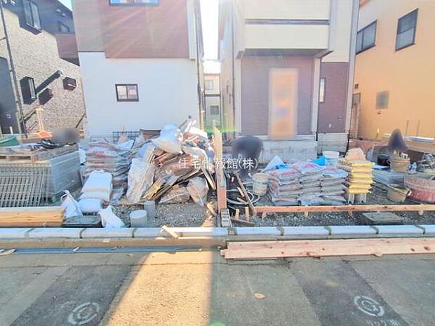 前面道路を含めた現地写真です。