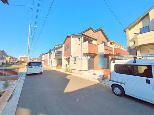 前面道路を含めた現地写真です。