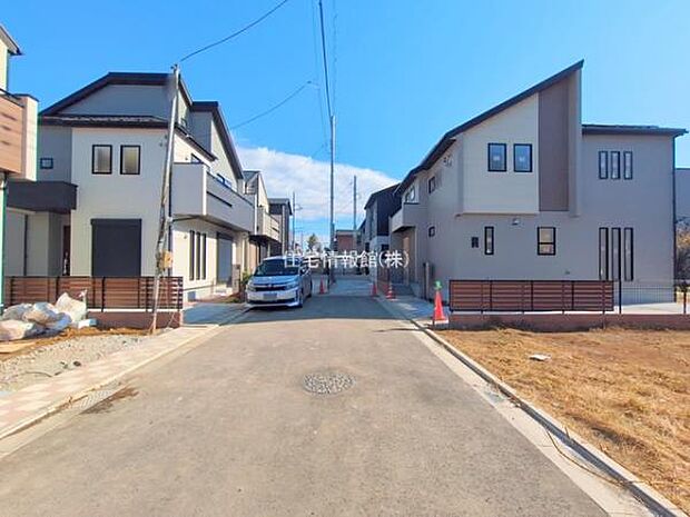 前面道路を含めた現地写真です。