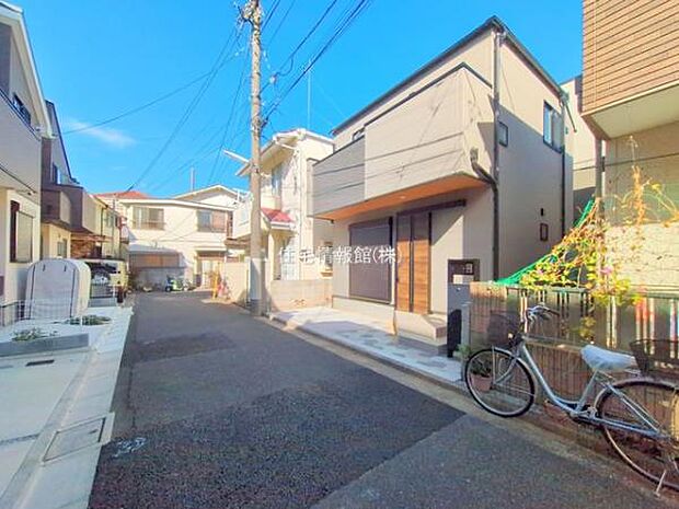 前面道路を含めた現地写真です。