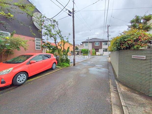 前面道路を含めた現地写真です。