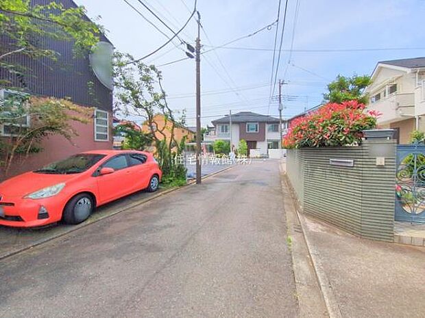 前面道路を含めた現地写真です。