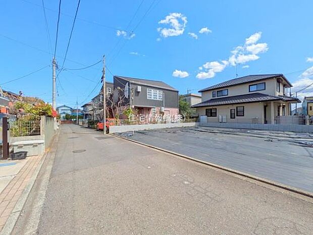 前面道路を含めた現地写真です。