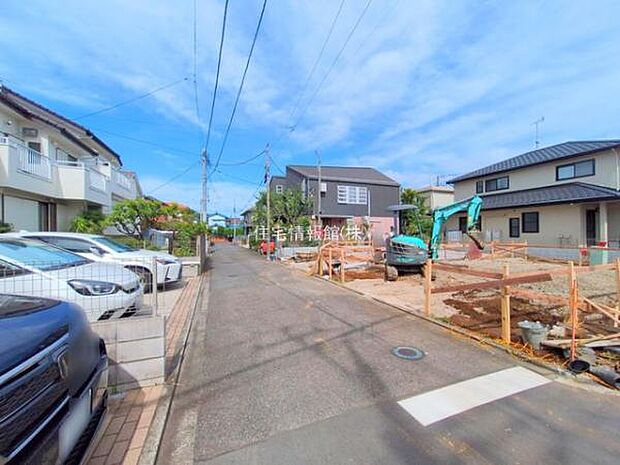 前面道路を含めた現地写真です。