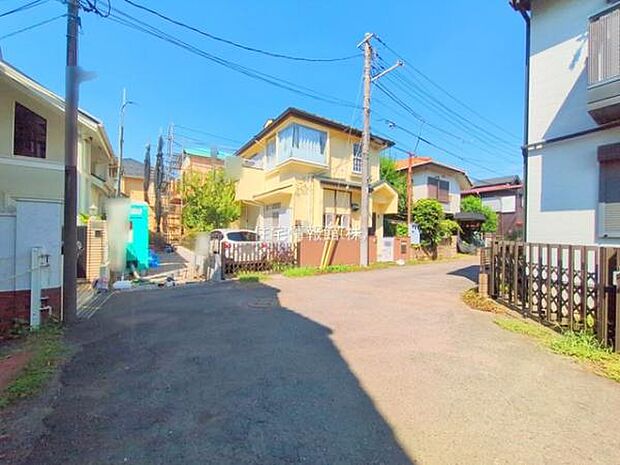 前面道路を含めた現地写真です。