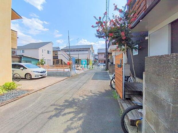 前面道路を含めた現地写真です。