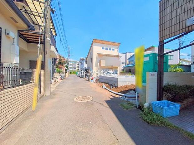 前面道路を含めた現地写真です。