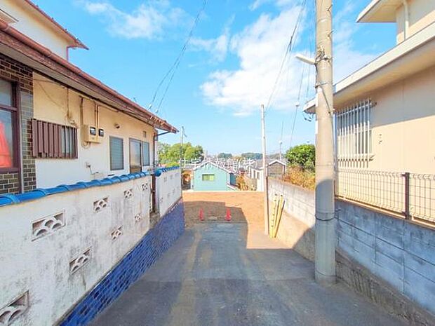 前面道路を含めた現地写真です。