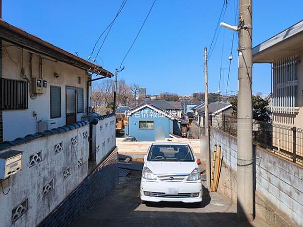 前面道路を含めた現地写真です。