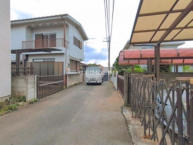 前面道路を含めた現地写真です。