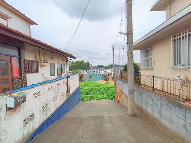 前面道路を含めた現地写真です。