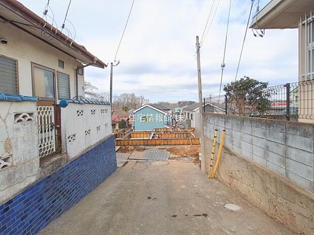 前面道路を含めた現地写真です。