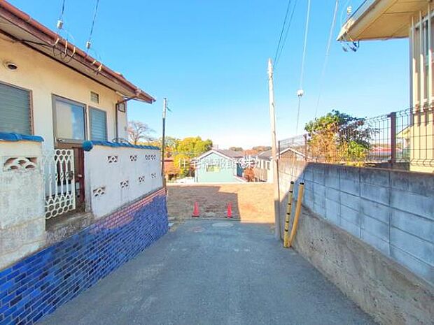 前面道路を含めた現地写真です。