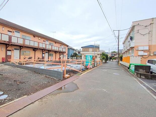 前面道路を含めた現地写真です。