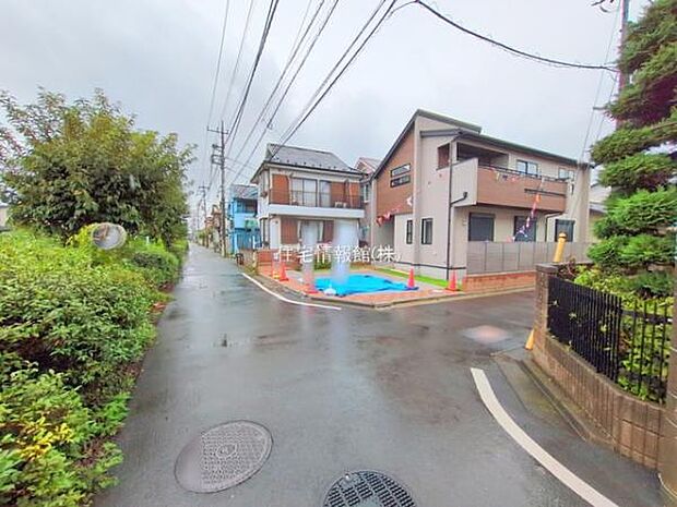 前面道路を含めた現地写真です。