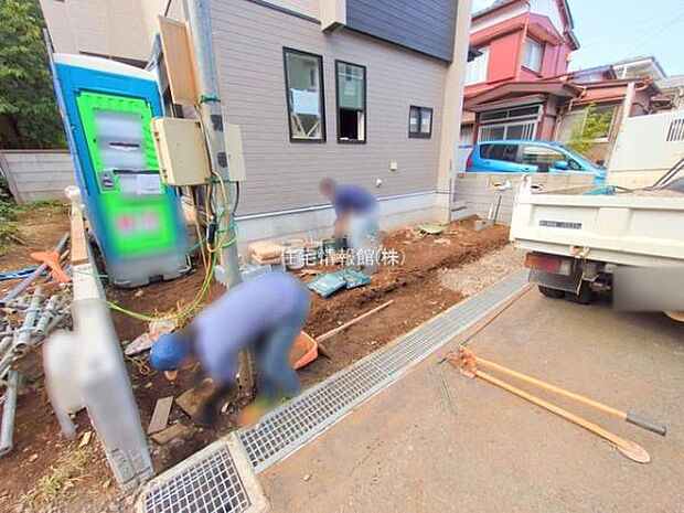 前面道路を含めた現地写真です。