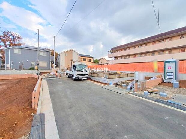 前面道路を含めた現地写真です。