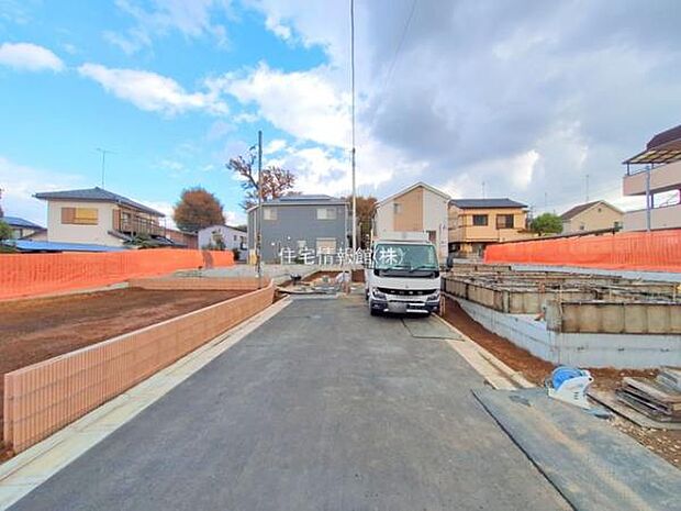 前面道路を含めた現地写真です。