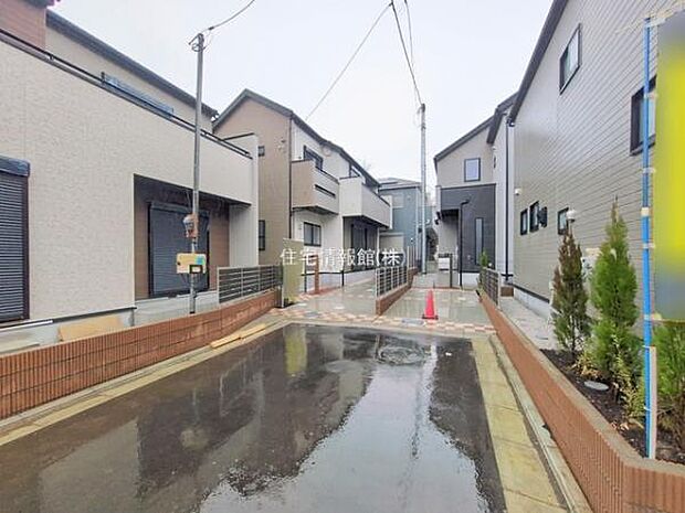 前面道路を含めた現地写真です。