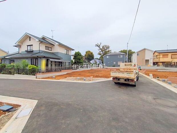 前面道路を含めた現地写真です。