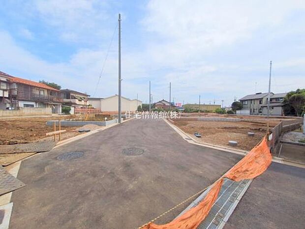 前面道路を含めた現地写真です。