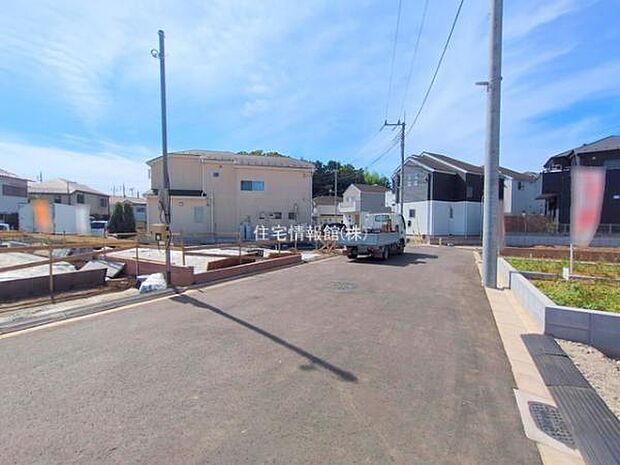 前面道路を含めた現地写真です。