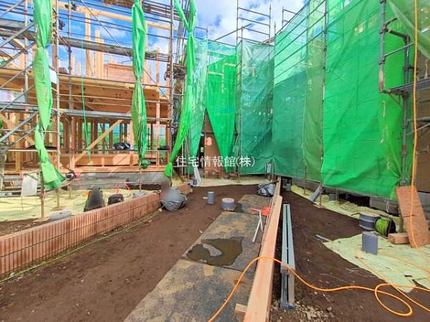 前面道路を含めた現地写真です。