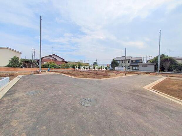 前面道路を含めた現地写真です。