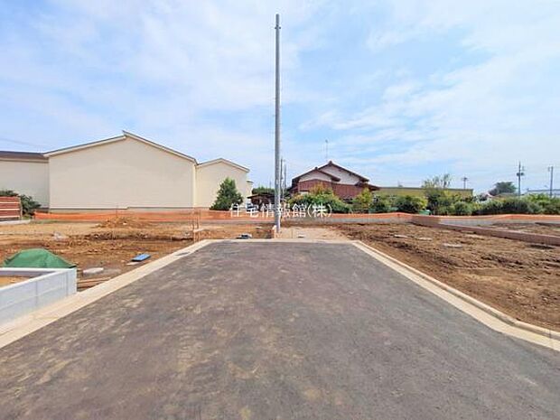 前面道路を含めた現地写真です。