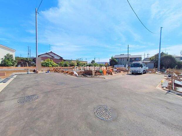 前面道路を含めた現地写真です。