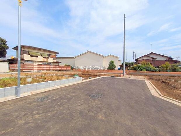 前面道路を含めた現地写真です。