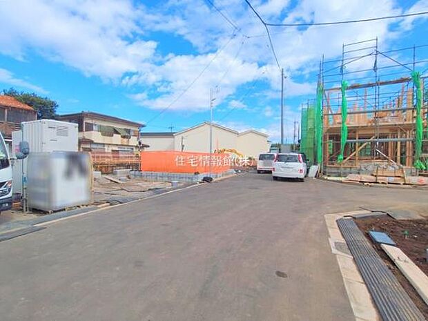 前面道路を含めた現地写真です。