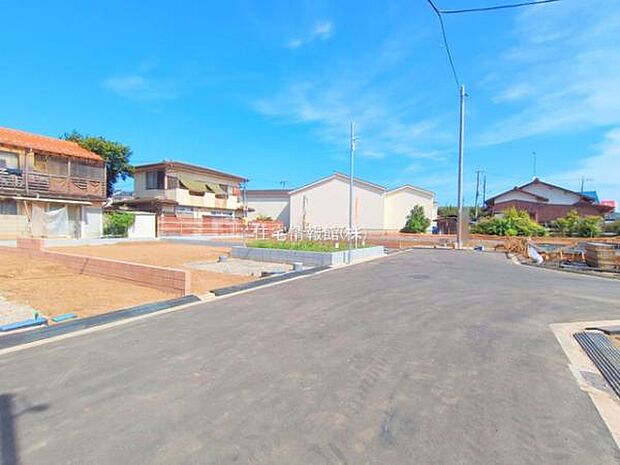 前面道路を含めた現地写真です。