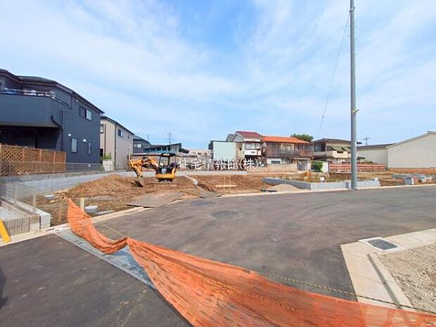 前面道路を含めた現地写真です。