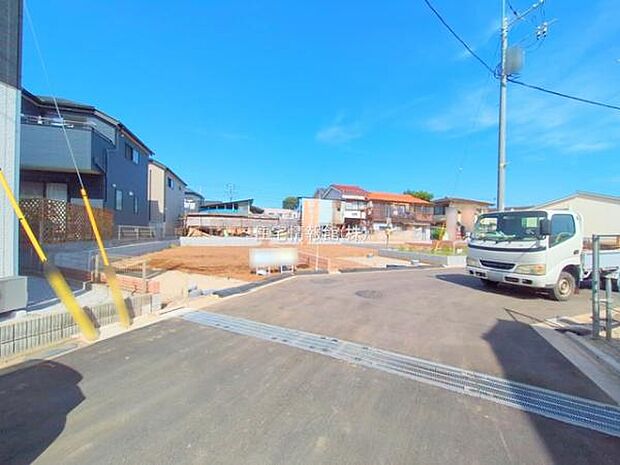 前面道路を含めた現地写真です。