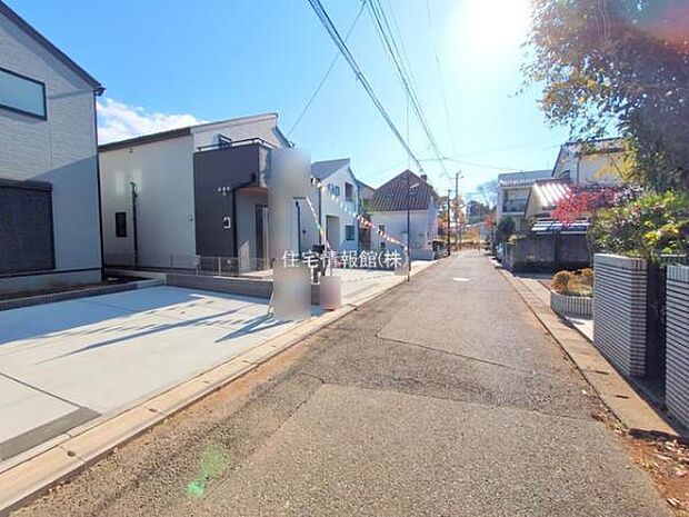 前面道路を含めた現地写真です。