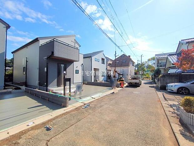 前面道路を含めた現地写真です。