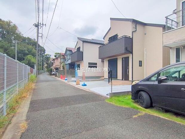 前面道路を含めた現地写真です。