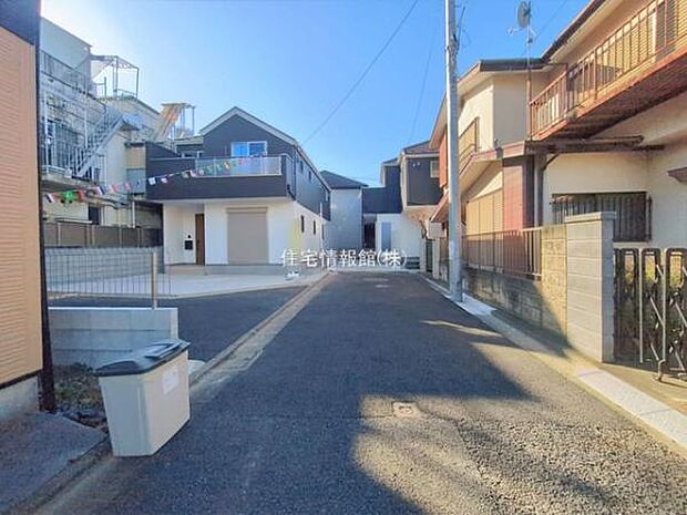 前面道路を含めた現地写真です。