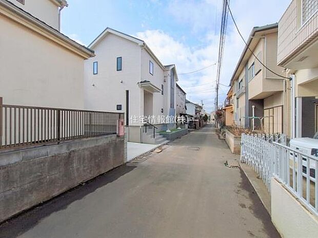 前面道路を含めた現地写真です。