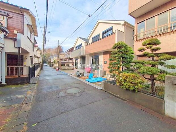 前面道路を含めた現地写真です。