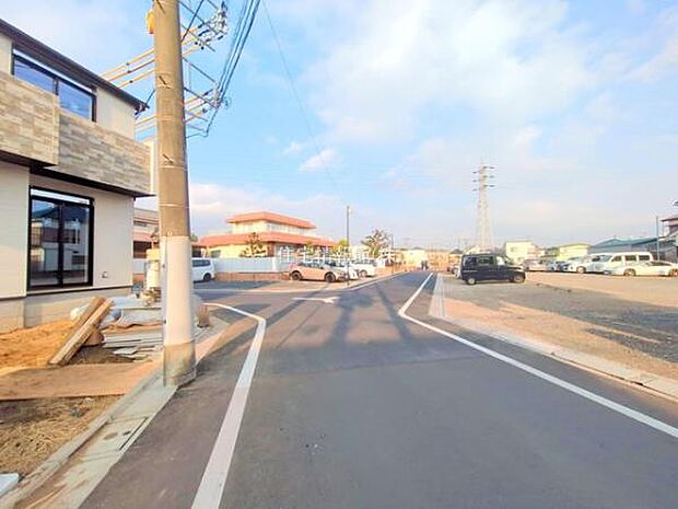 前面道路を含めた現地写真です。