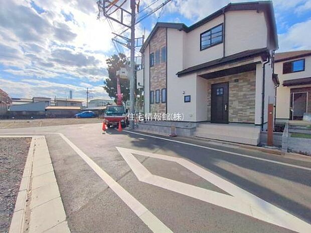 前面道路を含めた現地写真です。