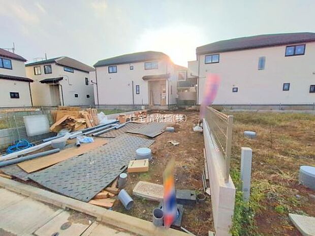 前面道路を含めた現地写真です。