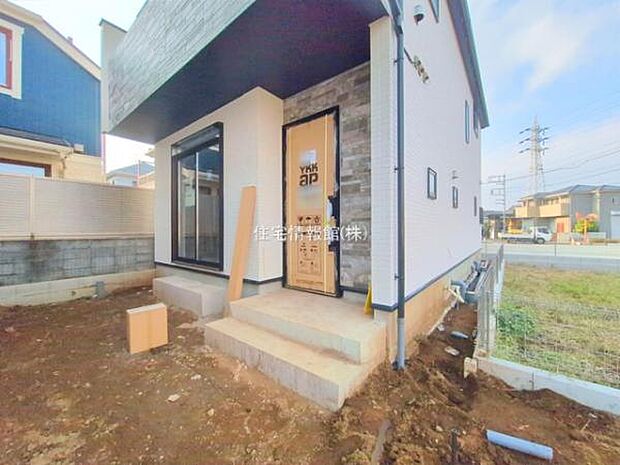 前面道路を含めた現地写真です。