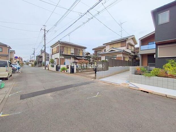 前面道路を含めた現地写真です。