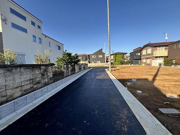 前面道路を含めた現地写真です。