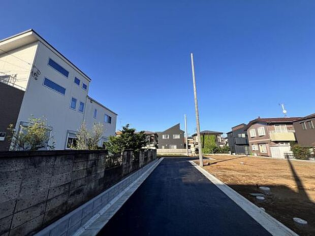 前面道路を含めた現地写真です。