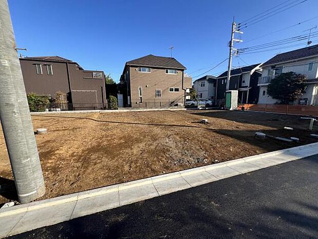 前面道路を含めた現地写真です。